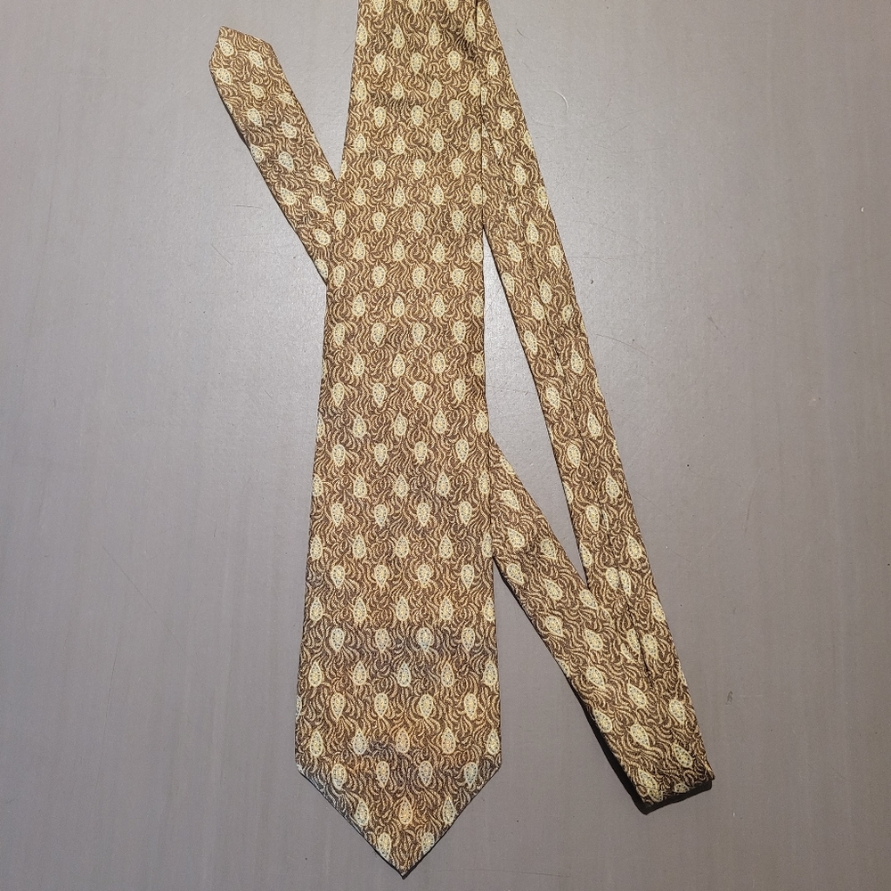 Vintage Mens Claiborne Gold Pattern Tie Necktie